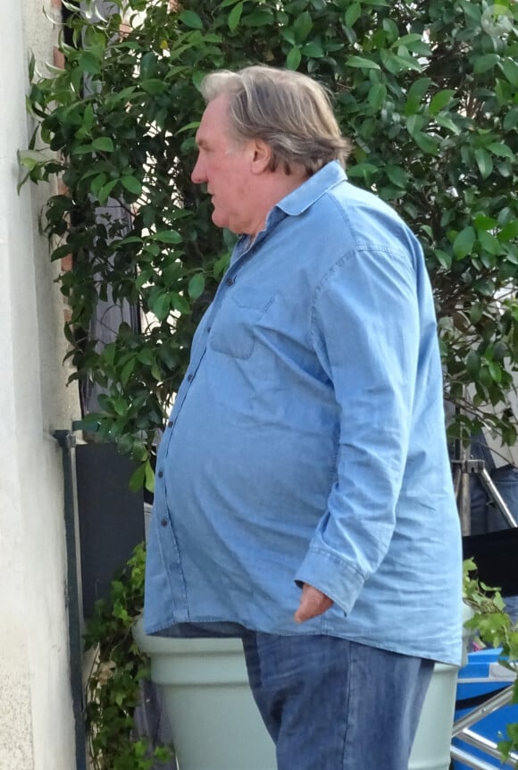 Exclusif - Gérard Depardieu déguste une grappe de raisin lors d’une pause sur le tournage du film "La Bonne Pomme"en présence du producteur Dominique Besnehard à Flagy près de Fontainebleau le 8 septembre 2016.