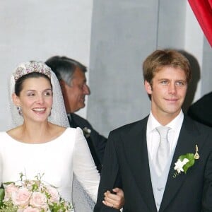 Si les mariés sont en général les stars du jour, Emmanuel-Philibert de Savoie s'est fait voler la vedette. Du moins, il l'a partagée
Mariage du prince Emmanuel-Philibert de Savoie et Clotilde Courau à la basilique Sainte-Marie des Anges à Rome le 25 septembre 2003