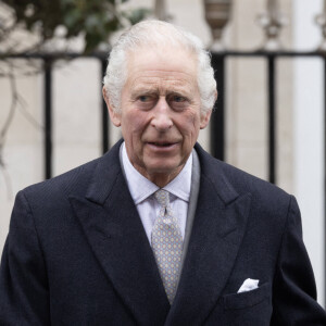 Il est atteint d'un cancer annonce le palais de Buckingham. 
Le roi Charles III d'Angleterre quitte l'hôpital avec la reine consort Camilla après y avoir subi une opération de la prostate. Londres, le 29 janvier 2024.