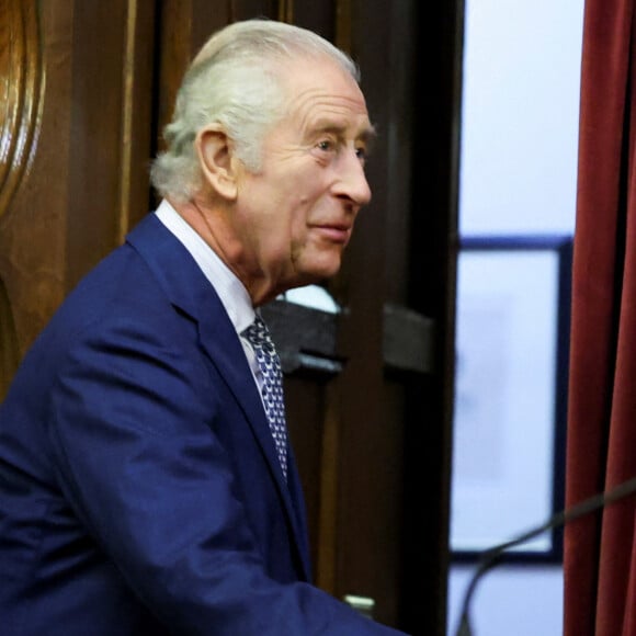 Le roi Charles III visite les cours royales de justice du centre de Londres pour célébrer le travail du Service des cours et tribunaux de sa Majesté avec le personnel et les bénévoles des cours royales de justice. Le Roi entendra parler du travail des magistrats bénévoles qui ont soutenu le système judiciaire et du travail de sensibilisation entrepris par les juges et magistrats de la diversité et des relations communautaires.