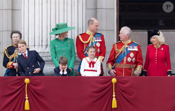 La nouvelle est tombée hier soir, Charles III a une forme de cancer comme l'a fait savoir le palais de Buckingham.
La princesse Anne, le prince George, le prince Louis, la princesse Charlotte, Kate Catherine Middleton, princesse de Galles, le prince William de Galles, le roi Charles III, la reine consort Camilla Parker Bowles - La famille royale d'Angleterre sur le balcon du palais de Buckingham lors du défilé "Trooping the Colour" à Londres.