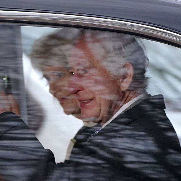 Ils ont pris un hélicoptère pour aller dans leur résidence de Sandringham dans l'est de l'Angleterre
 
Le roi Charles III et la reine Camilla quittent la Clarence House à Londres le 6 février 2024. Photo : Victoria Jones/PA Wire/ABACAPRESS.COM