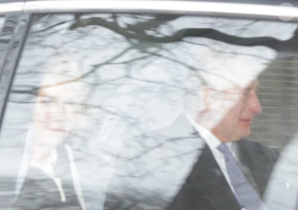 Le roi Charles III d'Angleterre et Camilla Parker Bowles, reine consort d'Angleterre partent en voiture de Clarence House à Londres, Royaume Uni, le 6 février 2024. Le fils du roi Charles III, le prince Harry, est arrivé à Londres à midi après le diagnostic de cancer de son père.