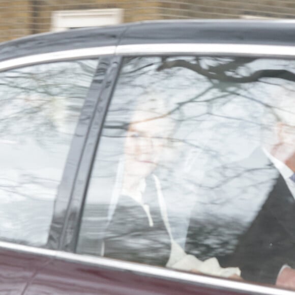 Le roi d'Angleterre a été aperçu dans une voiture le 6 février
 
Le roi Charles III d'Angleterre et Camilla Parker Bowles, reine consort d'Angleterre partent en voiture de Clarence House à Londres, Royaume Uni, le 6 février 2024. Le fils du roi Charles III, le prince Harry, est arrivé à Londres à midi après le diagnostic de cancer de son père.