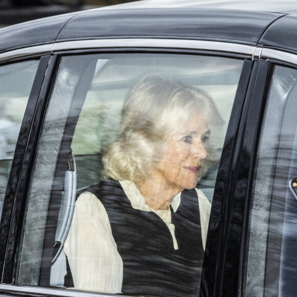 Le roi Charles III d'Angleterre et Camilla Parker Bowles, reine consort d'Angleterre partent en voiture de Clarence House à Londres pour prendre un hélicoptère pour Sandringham, le 6 février 2024. Le fils du roi Charles III, le prince Harry, est arrivé à Londres à midi après le diagnostic de cancer de son père. 