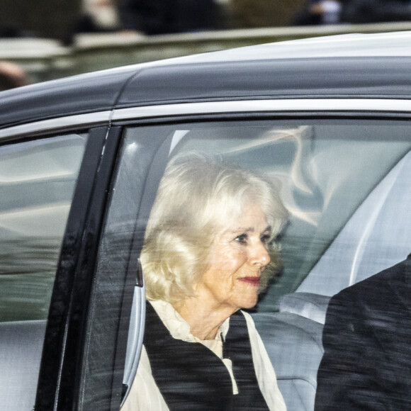 Le roi Charles III d'Angleterre et Camilla Parker Bowles, reine consort d'Angleterre partent en voiture de Clarence House à Londres pour prendre un hélicoptère pour Sandringham, le 6 février 2024. Le fils du roi Charles III, le prince Harry, est arrivé à Londres à midi après le diagnostic de cancer de son père. 