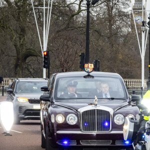 Le roi Charles III d'Angleterre et Camilla Parker Bowles, reine consort d'Angleterre partent en voiture de Clarence House à Londres pour prendre un hélicoptère pour Sandringham, le 6 février 2024. Le fils du roi Charles III, le prince Harry, est arrivé à Londres à midi après le diagnostic de cancer de son père. 