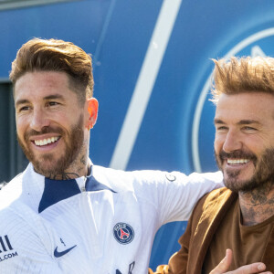 Sergio Ramos et David Beckham lors de la visite de David Beckham pendant l'entrainement des joueurs du PSG au Camp Des Loges à Paris, le 27 avril 2023. © Twitter via Bestimage