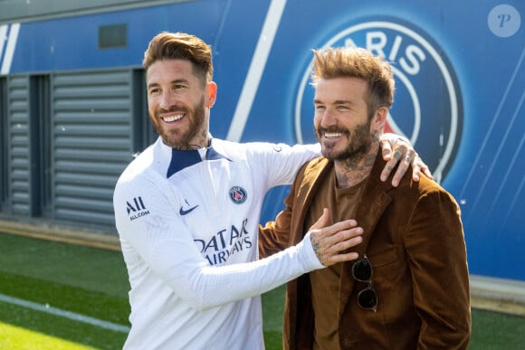 Sergio Ramos et David Beckham lors de la visite de David Beckham pendant l'entrainement des joueurs du PSG au Camp Des Loges à Paris, le 27 avril 2023. © Twitter via Bestimage