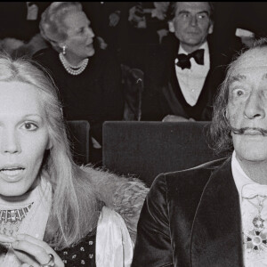 La muse de Dalì avait songé à Saint-Tropez dans une premier temps
Amanda Lear et Dalì en 1972 à Paris