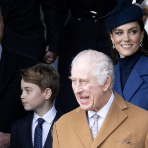 Charles III est également au même endroit. 
Le roi Charles III d'Angleterre et Camilla Parker Bowles, reine consort d'Angleterre, le prince William, prince de Galles, et Catherine (Kate) Middleton, princesse de Galles, avec leurs enfants le prince George de Galles, la princesse Charlotte de Galles et le prince Louis de Galles - Messe de Noël 2023.