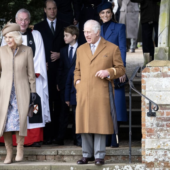 Charles III est également au même endroit. 
Le roi Charles III d'Angleterre et Camilla Parker Bowles, reine consort d'Angleterre, le prince William, prince de Galles, et Catherine (Kate) Middleton, princesse de Galles, avec leurs enfants le prince George de Galles, la princesse Charlotte de Galles et le prince Louis de Galles - Messe de Noël 2023.