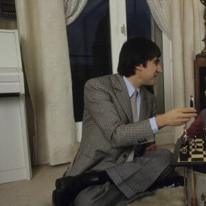 Archive - Serge Lama. En France, à Paris, portrait de Serge LAMA chez lui avec son fils Frédéric, jouant avec lui aux échecs.