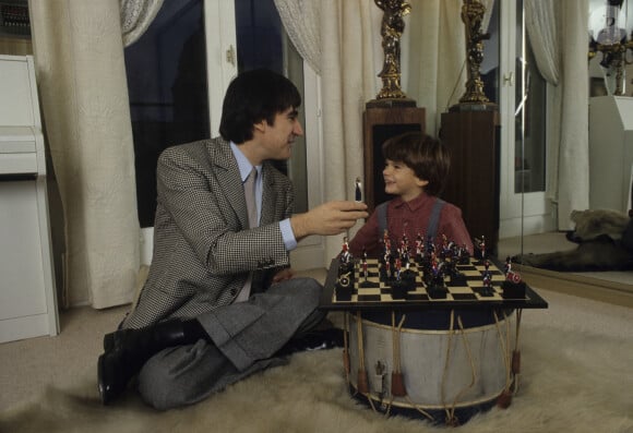 Archive - Serge Lama. En France, à Paris, portrait de Serge LAMA chez lui avec son fils Frédéric, jouant avec lui aux échecs.