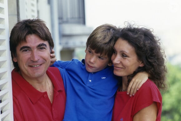 Archive - Serge Lama. En France, à Paris, Frédéric, 6ans posant entre ses parents, Serge Lama et sa compagne Michèle.