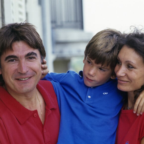 Archive - Serge Lama. En France, à Paris, Frédéric, 6ans posant entre ses parents, Serge Lama et sa compagne Michèle.