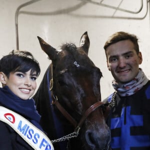 ... même quand elle choisit de pointer le bout de son nez dans le monde hippique.
Eve Gilles (Miss France 2024), Clément Duvaldestin - Prix de France Speed Race 2024 à l'Hippodrome de Vincennes le 11 février 2024. © Marc Ausset-Lacroix/Bestimage