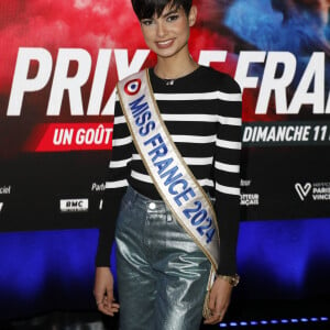 Elle n'était pas la seule membre de l'écurie Miss France à assister au Prix de France Speed Race 2024.
Eve Gilles (Miss France 2024) - Prix de France Speed Race 2024 à l'Hippodrome de Vincennes le 11 février 2024. © Marc Ausset-Lacroix/Bestimage