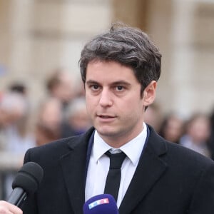 Le premier ministre Gabriel Attal - Hommage national à Robert Badinter devant le ministère de la Justice sur la place Vendôme à Paris le 14 février 2024. L'ancien garde des Sceaux, artisan de l'abolition de la peine de mort, est décédé vendredi dernier à l'âge de 95 ans. © Dominique Jacovides/Bestimage 