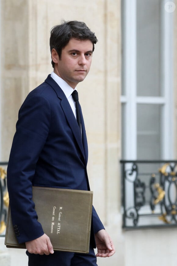 Le premier ministre Gabriel Attal à la sortie du conseil des ministres, au palais de l'Elysée, Paris. Le 14 janvier 2023 © Stéphane Lemouton / Bestimage
