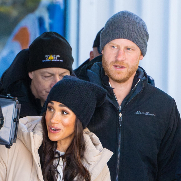 "C'est un point important pour n'importe quelle famille. Cela représente leur unité et c'est une chose dont ils sont très fiers."
Le prince Harry, duc de Sussex et Meghan Markle, duchesse de Sussex, en visite au camp d'entrainement des athlètes des Invictus Games 2024 à Whistler en Colombie Britannique, le 14 février 2024.
