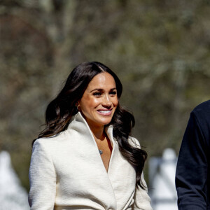 Le prince Harry et Meghan Markle assistent à la finale d'athlétisme, au deuxième jour des Invictus Games 2020 à La Haye, le 17 avril 2022. 