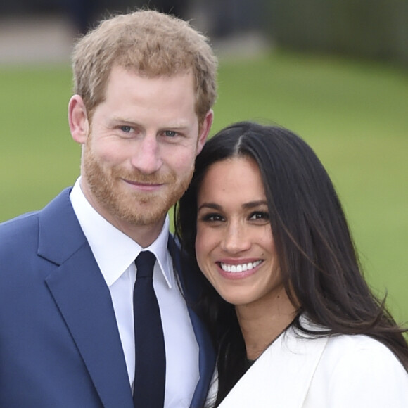 Harry et Meghan ont opéré un changement chez leurs enfants
Le Prince Harry et Meghan Markle posent à Kensington palace après l'annonce de leur mariage à Londres.