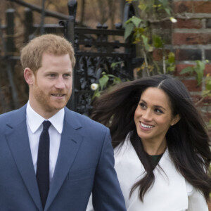 Le Prince Harry et Meghan Markle posent à Kensington palace après l'annonce de leur mariage au printemps 2018 à Londres le 27 novembre 2017. 