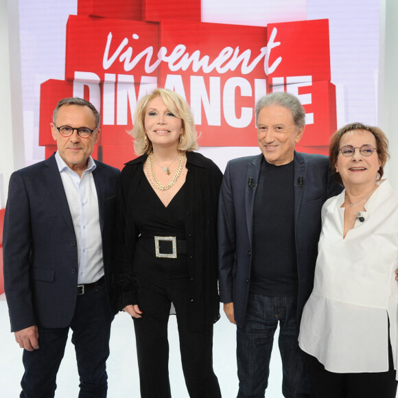 Emmanuel Chaunu et Marie-Paule Belle étaient eux aussi présents.
Exclusif - Emmanuel Chaunu, Amanda Lear, Michel Drucker et Marie-Paule Belle - Enregistrement de l'émission "Vivement Dimanche", présentée par M.Drucker et diffusée le 18 février sur France 3 © Guillaume Gaffiot / Bestimage 