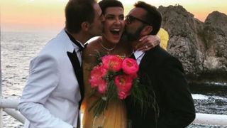 PHOTOS Cristina Cordula mariée 3 fois à Frédéric, dans 3 pays différents : elle a osé des looks très originaux !