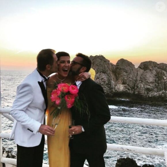 Mais c'est avec un autre homme qu'elle a l'habitude d'enchaîner les pas.
Mariage de Cristina Cordula et Frédéric Cassin au Lido del Faro. Capri, le 9 juin 2017.