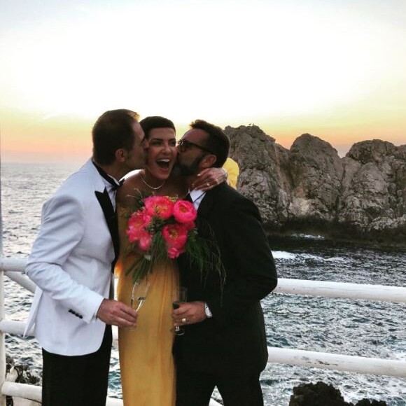 Mais c'est avec un autre homme qu'elle a l'habitude d'enchaîner les pas.
Mariage de Cristina Cordula et Frédéric Cassin au Lido del Faro. Capri, le 9 juin 2017.