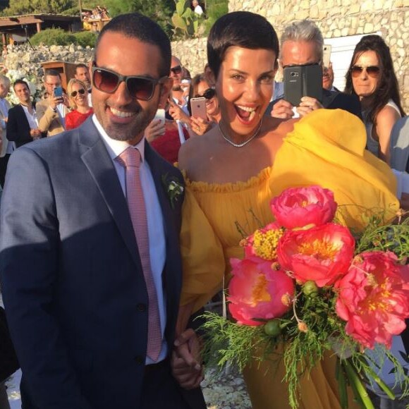 Les tourtereaux ont aussi souhaité retrouver leurs racines pour bénir cet amour. Ils se sont donc également mariés à Singapour puis à Rio de Janeiro.
Mariage de Cristina Cordula et Frédéric Cassin au Lido del Faro. Capri, le 9 juin 2017.