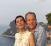 Les amoureux sont officiellement mari et femme depuis le 6 juin 2017. Ils s'étaient unis face à l'Eternel à Capri, en Italie.
Cristina Cordula et son mari Frédéric Cassin à Capri. Juin 2017.
