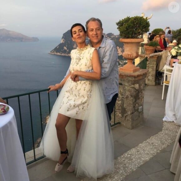 Les amoureux sont officiellement mari et femme depuis le 6 juin 2017. Ils s'étaient unis face à l'Eternel à Capri, en Italie.
Cristina Cordula et son mari Frédéric Cassin à Capri. Juin 2017.