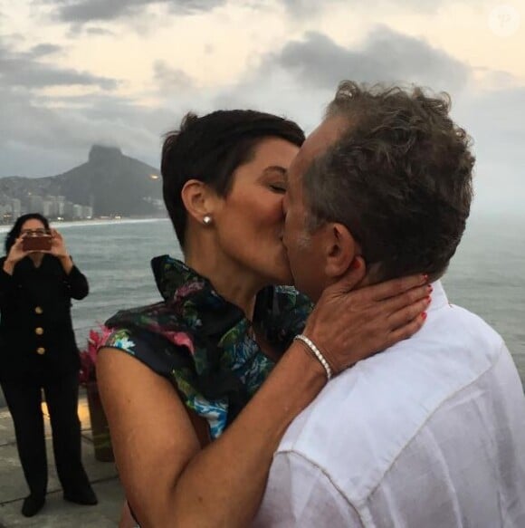 Elle est mariée depuis l'année 2017 avec Frédéric Cassin, un homme d'affaires qu'elle avait rencontré en 2014 et avec qui elle a célébré ses noces à trois reprises !
Cristina Cordula a épousé Frédéric Cassin pour la troisième fois à Rio, en août 2017.