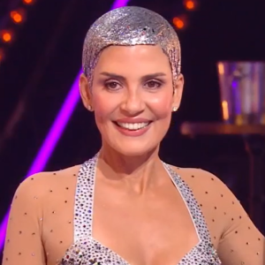 Et plus précisément sa coupe de cheveux.
Le look de Cristina Cordula interpelle, DALS, TF1.