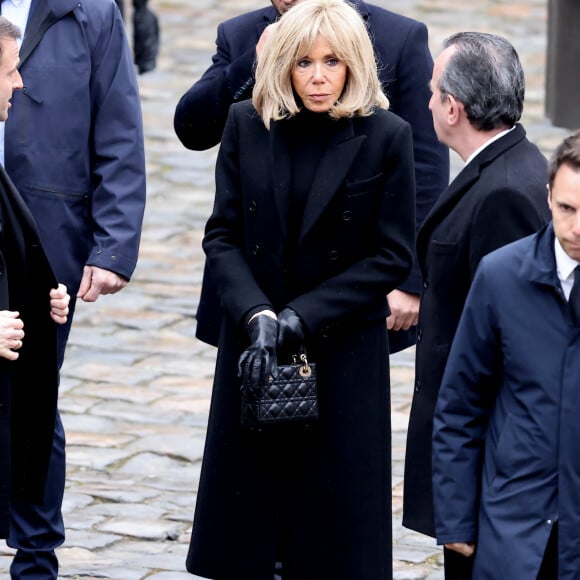 "Brigitte Macron a le désir de représenter l'industrie du luxe et de la mode française. Elle a une silhouette parfaite et un discours magnifique surtout".
La Première Dame Brigitte Macron et son chef du protocole José Pietroboni - Cérémonie d'hommage national aux victimes françaises des attaques terroristes du 7 octobre en Israël dans la cour d'honneur de l'Hôtel national des Invalides, à Paris, France, le 7 février 2024.