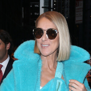 Celine Dion en total look turquoise avec cuissardes et sac banane dans les rues de New York, le 13 novembre 2019.