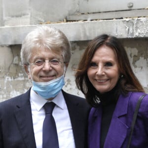 Evidemment, l'animatrice de 81 ans a depuis fondé son propre clan.
Denise Fabre et son mari Francis Vandenhende à la sortie des obsèques de la journaliste Jacqueline Caurat en l'église Notre-Dame de l'Assomption de Passy à Paris, le 2 juin 2021.