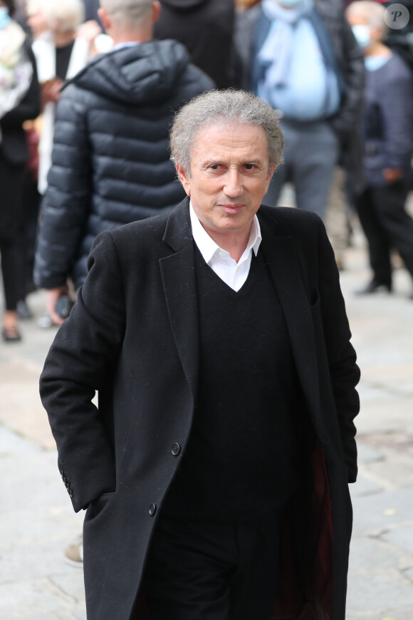 Michel Drucker est le parrain de l'une et Evelyne Dhéliat est la marraine de l'autre.
Michel Drucker - Hommage à Guy Bedos en l'église de Saint-Germain-des-Prés à Paris