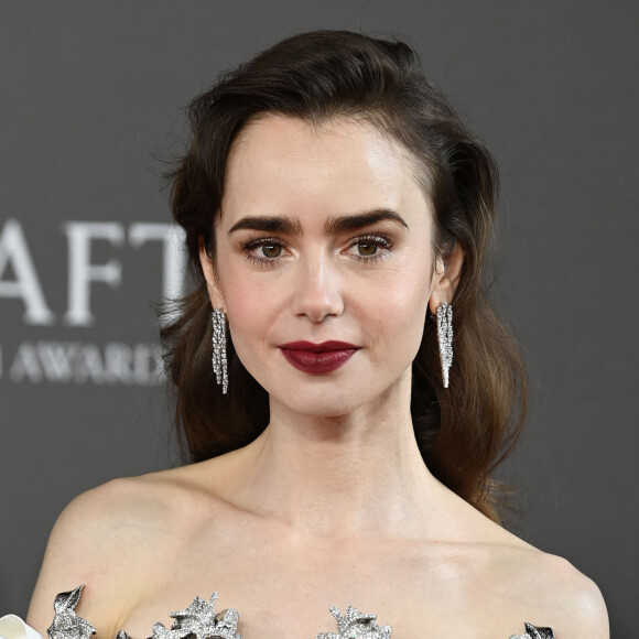 Lily Collins - Cérémonie des British Academy Film Awards 2024 au Royal Festival Hall de Londres. Le 18 février 2024.