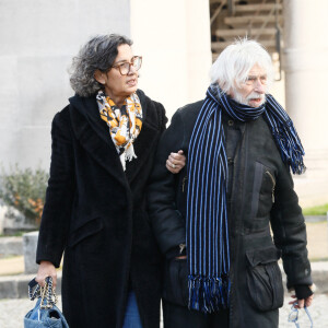 Pierre Richard et sa femme Ceyla Lacerda - Obsèques de Mylène Demongeot au cimetière du Père Lachaise à Paris, France, le 10 décembre 2022. © Christophe Clovis / Bestimage 