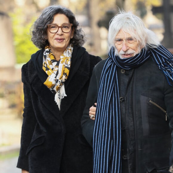 Il s'agit d'un ancien mannequin brésilien.
Pierre Richard et sa femme Ceyla Lacerda - Obsèques de Mylène Demongeot au cimetière du Père Lachaise à Paris, France, le 10 décembre 2022. © Christophe Clovis / Bestimage