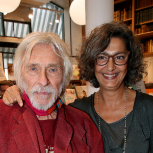 Exclusif - Pierre Richard et sa femme Ceyla Lacerda - Guy Cuevas, le DJ culte des années Palace, dédicace son livre " Avant que la nuit ne m'emporte " à la librairie Delamain à Paris le 08 Juin 2022. Bertrand Rindoff / Bestimage 