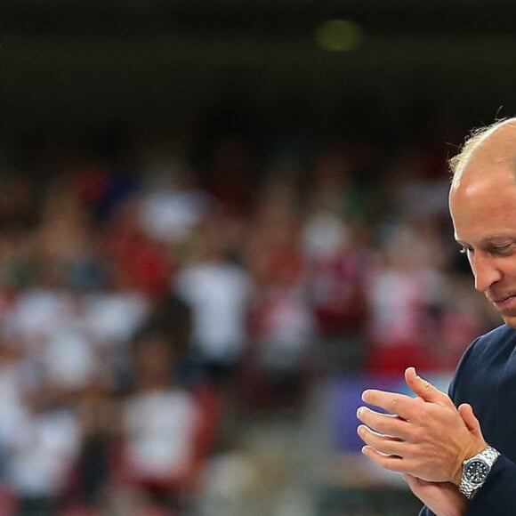 Le prince William, duc de Cambridge, remet le trophée à l'Angleterre, vainqueurs de l'Euro Féminin 2022 face à l'Allemagne (2-1) au Stade Wembley à Londres, le 31 juillet 2022. 