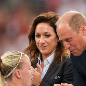 Le prince William, duc de Cambridge, remet le trophée à l'Angleterre, vainqueurs de l'Euro Féminin 2022 face à l'Allemagne (2-1) au Stade Wembley à Londres, le 31 juillet 2022. 