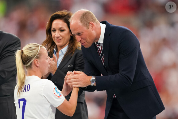 Le prince William, duc de Cambridge, remet le trophée à l'Angleterre, vainqueurs de l'Euro Féminin 2022 face à l'Allemagne (2-1) au Stade Wembley à Londres, le 31 juillet 2022. 