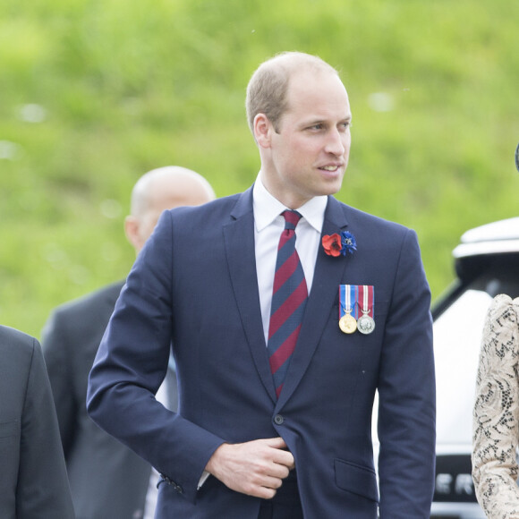 Le président français François Hollande, le prince William et Kate Catherine Middleton, duchesse de Cambridge - Dévoilement de la plaque inaugurale de la nouvelle aile du musée lors des commémorations du centenaire de la Bataille de la Somme à Thiepval, bataille qui fût la plus meurtrière de la Première Guerre Mondiale. Le 1er juillet 2016 