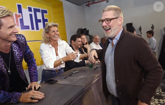 Caroline Margeridon est à Bruxelles avec les acheteurs (Stéphane Vanhandenhoven, Aurore Morisse, Bernard Dumeige, Alexandra Morel, Glorian Kabongo, François-Xavier Renou, François Cases Bardina, Gérald Watelet (animateur) et Jérôme Duvillard (commissaire-priseur)) de l'émission belge "Affaire conclue" pour une vente aux enchères d'objets donnés à "Viva for Life" en Belgique le 29 octobre 2022.